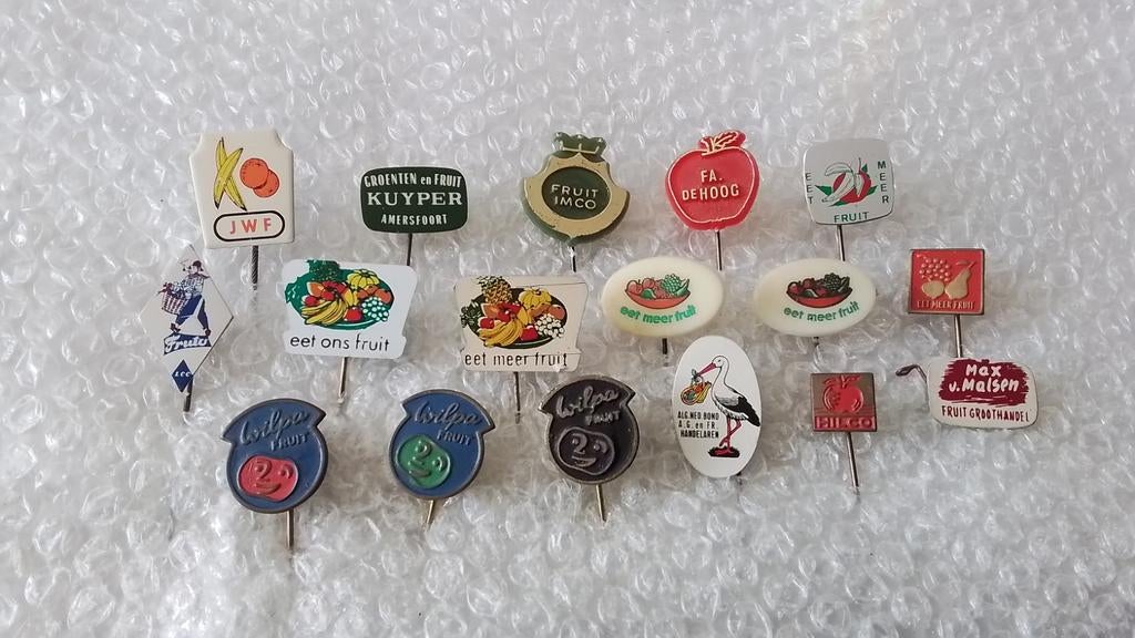 16 verschillende speldjes en een broche van fruit, Ophalen of Verzenden, Zo goed als nieuw, Overige onderwerpen