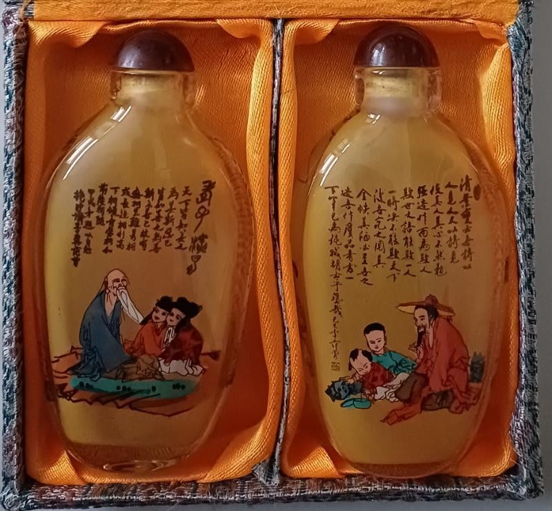 2 Glazen snuifflesjes met stopjes.binnenkant beschilderd, Ophalen of Verzenden