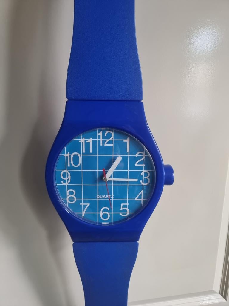 Grote blauwe Swatch like  wandklok horloge model, Ophalen of Verzenden