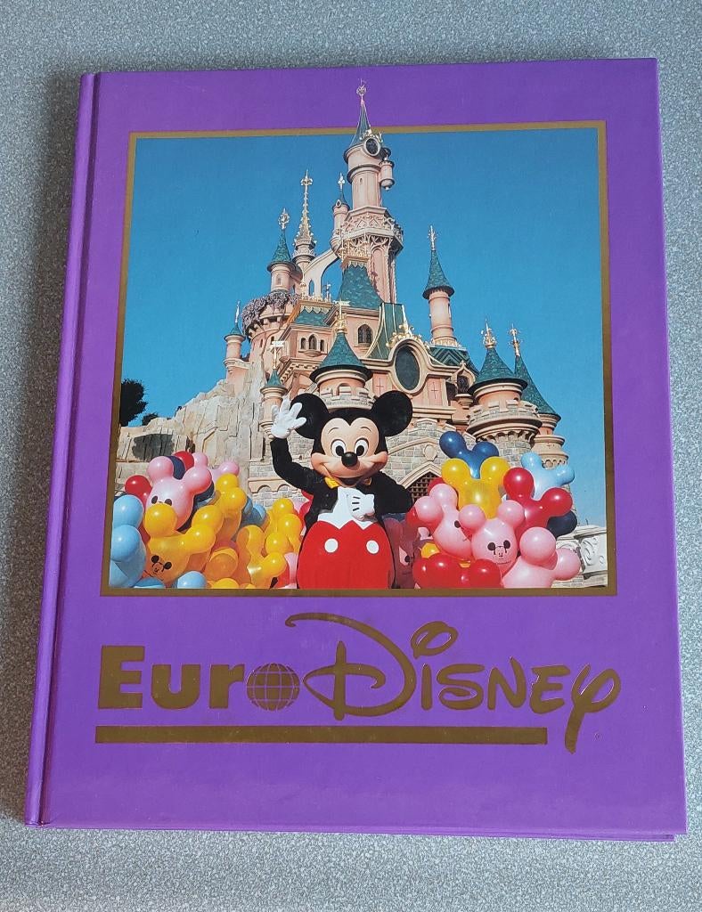 2.1  EuroDisney Boek The Walt Disney Company 1992 Engels, Verzamelen, Disney, Verzenden, Overige figuren, Zo goed als nieuw, Beeldje of Figuurtje