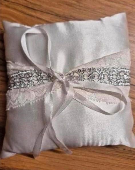 Elegant trouwringkussen !, Kleding | Dames, Trouwkleding en Trouwaccessoires, Nieuw, Accessoires, Wit, Ophalen