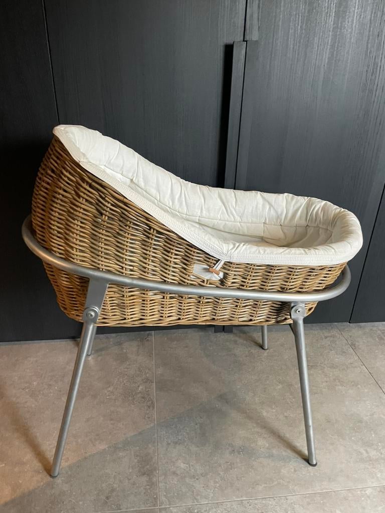 Rotan wieg met standaard, Ophalen, Zo goed als nieuw, Wieg