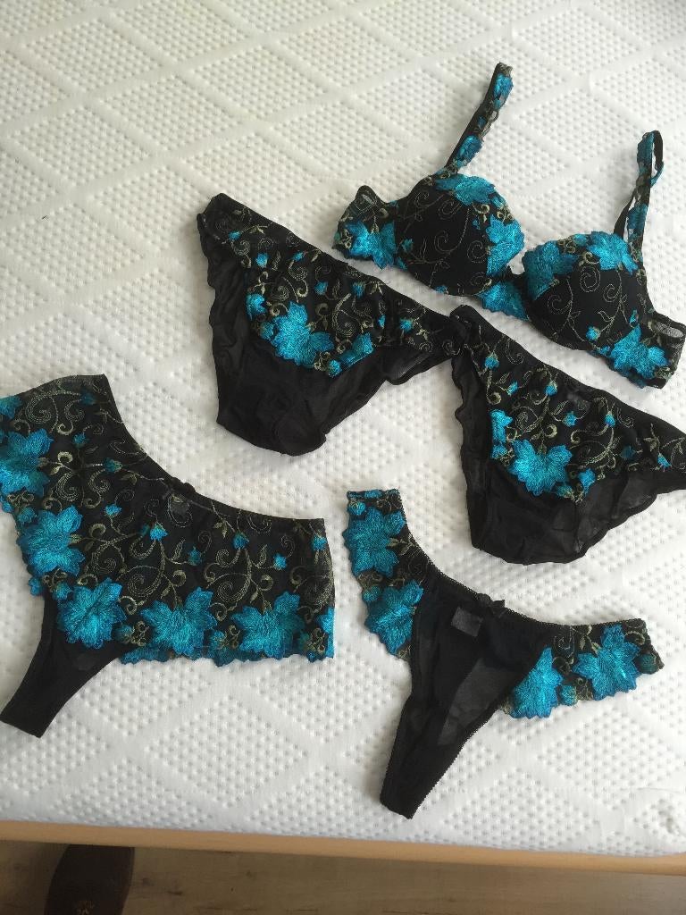 Bh met 4 slips zwart met blauw 75A / 36, Kleding | Dames, Ondergoed en Lingerie, Onbekend, Ophalen of Verzenden, Zwart, BH