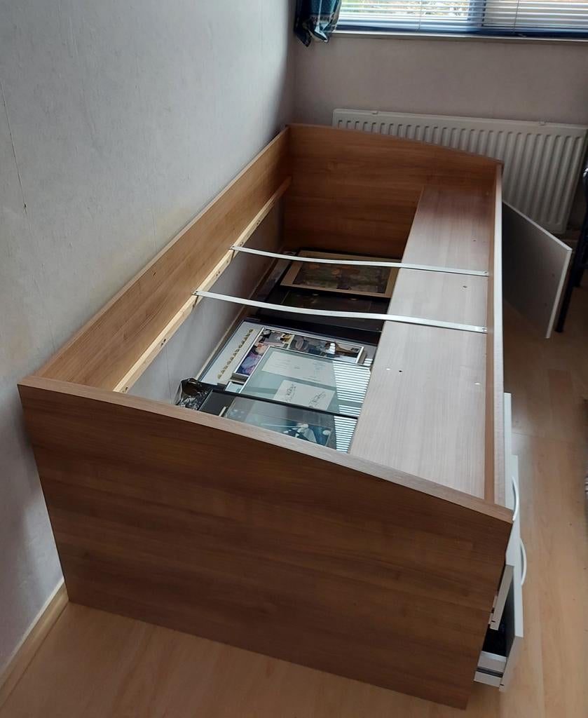 1p hoog bed met kastje+laden erin €30,-, Ophalen, Gebruikt, Eenpersoons