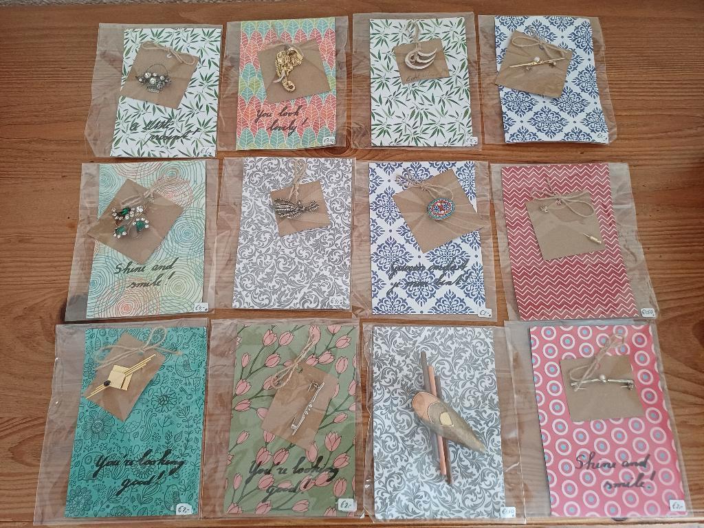 12 pakketjes met broches, Verzenden, Zo goed als nieuw, Overige kleuren, Overige materialen