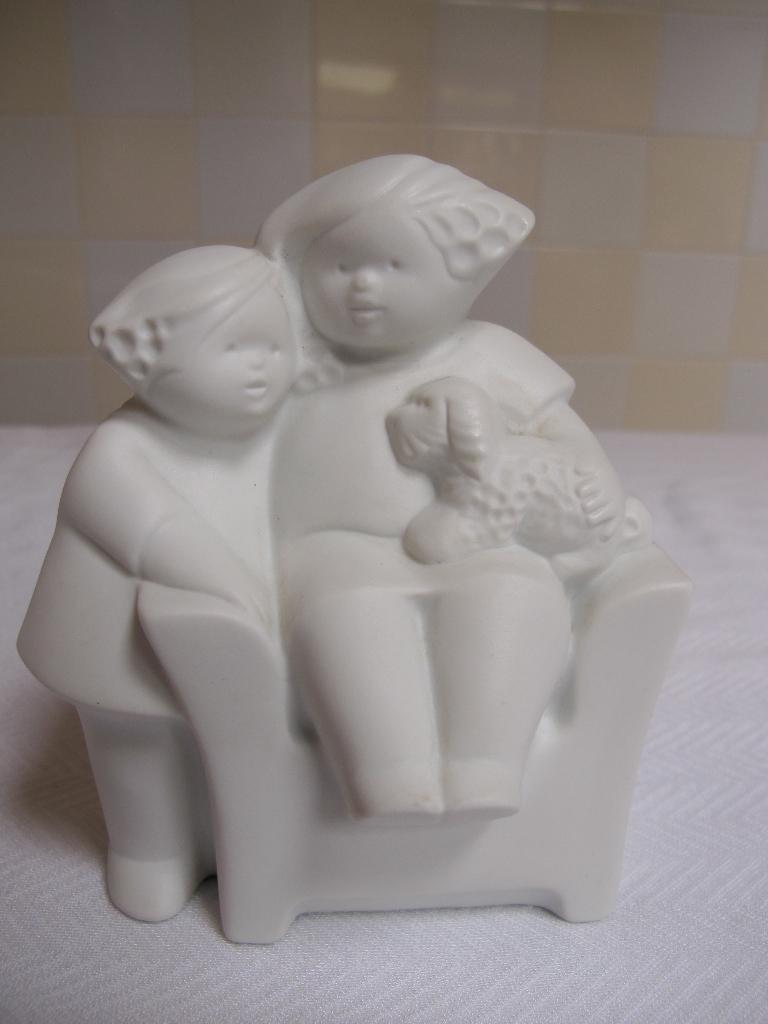 kinderen beeldje porselein, Verzamelen, Beelden en Beeldjes, Zo goed als nieuw, Mens, Ophalen of Verzenden