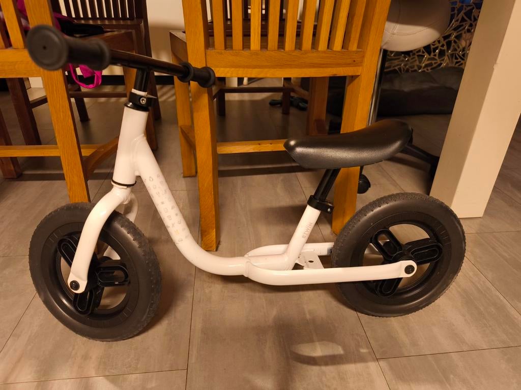 B Twin Loopfiets - Zo goed als nieuw!, Kinderen en Baby's, Speelgoed | Buiten | Voertuigen en Loopfietsen, Ophalen of Verzenden