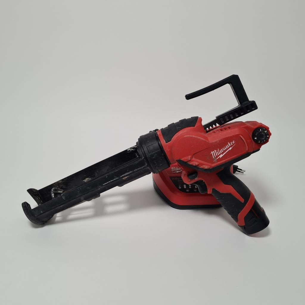 Milwaukee M12 PCG Kitspuit met 2 accu's en lader, Ophalen of Verzenden, Gebruikt, Minder dan 130 cm