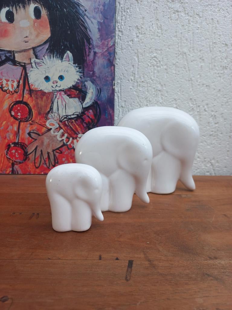 Drie olifanten. Keramiek. Vintage. Retro, Verzamelen, Beelden en Beeldjes, Ophalen of Verzenden, Zo goed als nieuw, Dier