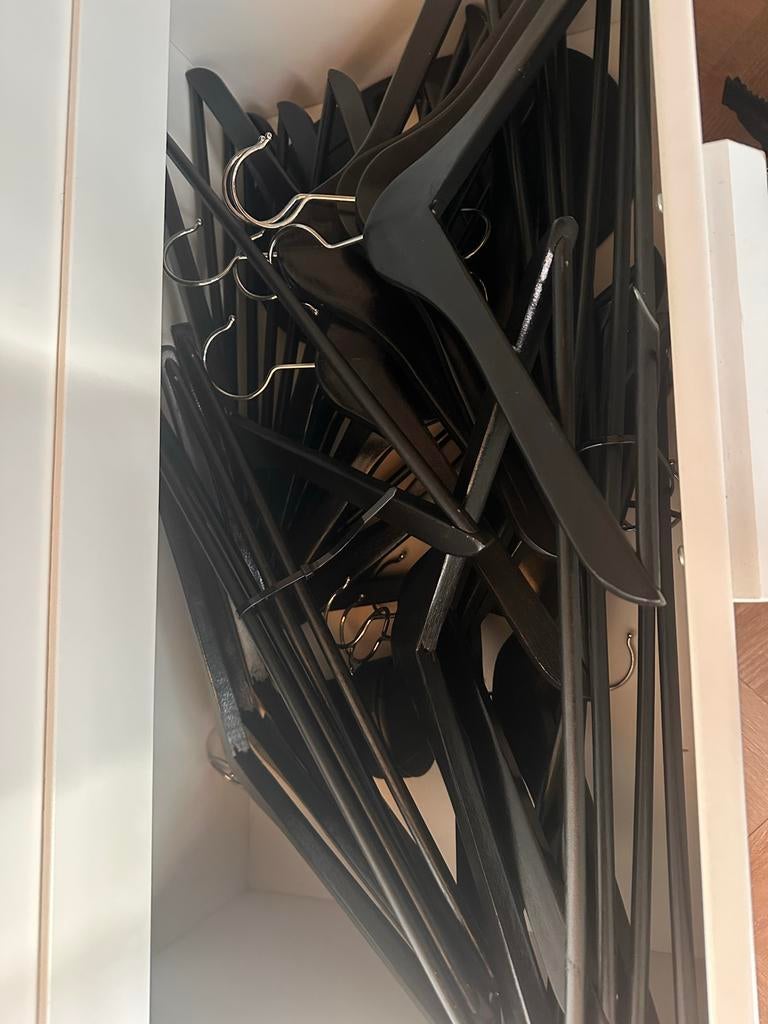 Zwarte houten kledinghangers 27 stuks, Kleding | Dames, Kledinghangers, Ophalen of Verzenden, Gebruikt, Hout, Volwassenen