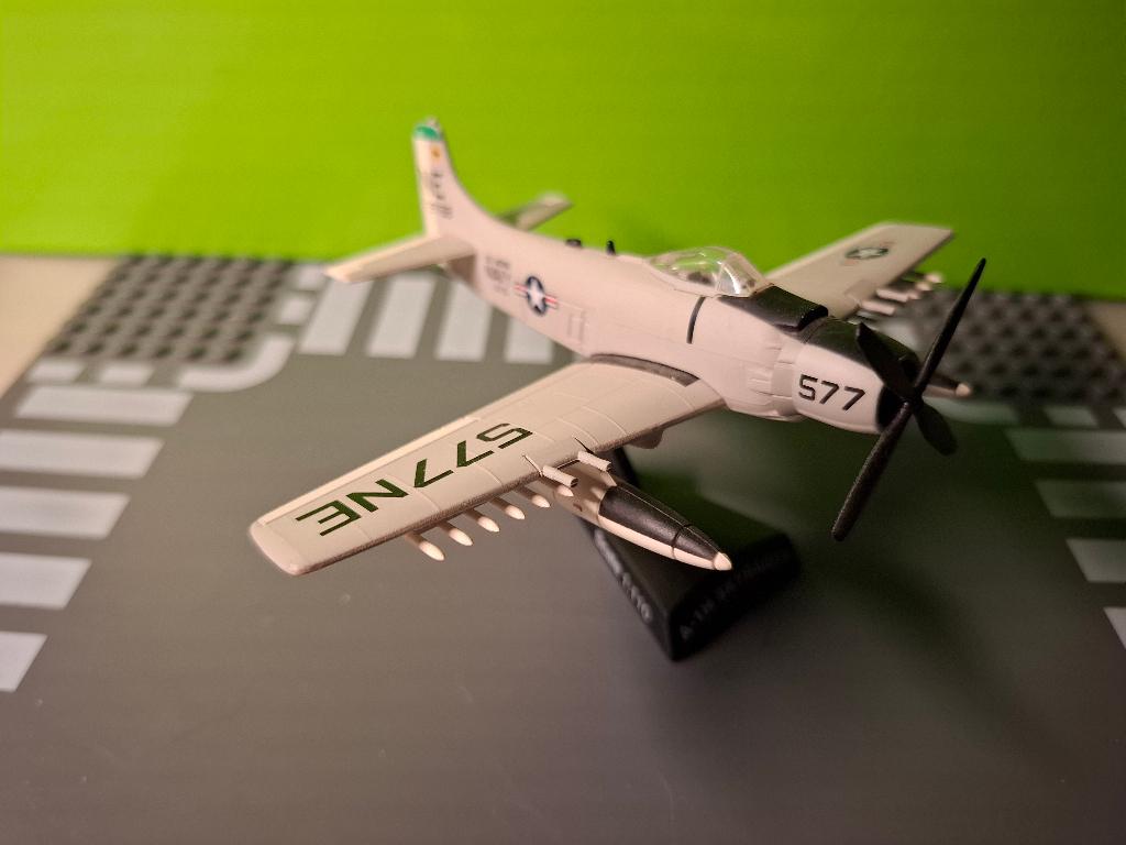 Del Prado - Douglas A-1 Skyraider 1/110 MIB, Verzamelen, Ophalen of Verzenden, Zo goed als nieuw, Schaalmodel