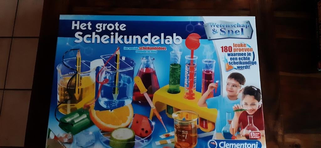 Mooi grote complete scheikunde door van clementoni, Ophalen of Verzenden, Zo goed als nieuw