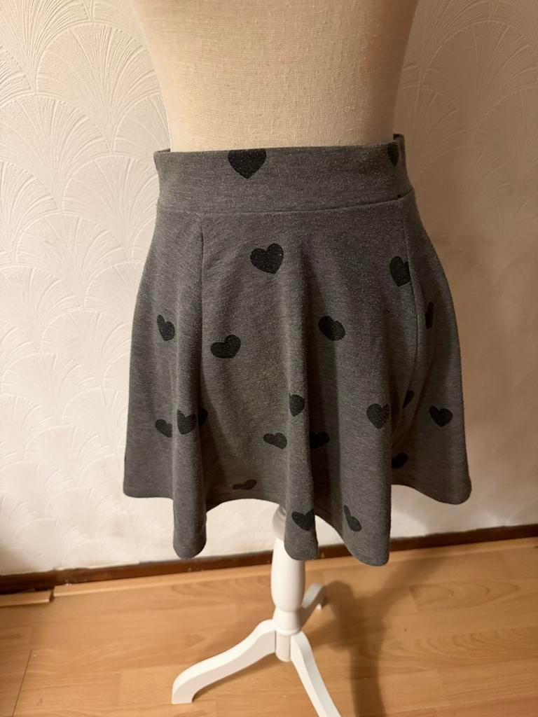 Heel leuk grijs rokje met zwarte hartjes maat S, Ophalen of Verzenden, Zo goed als nieuw, Maat 36 (S), Grijs