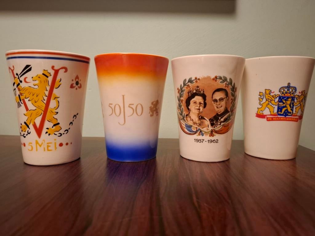 Set van 4 Vintage Nederlandse Oranje keramiek bekers, Antiek en Kunst, Antiek | Keramiek en Aardewerk, Ophalen of Verzenden