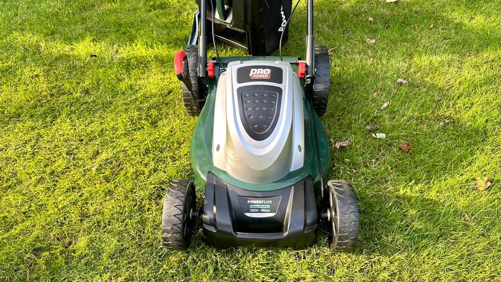 POWERPLUS zelftrekkende grasmaaier NIEUW!!!, Ophalen, Zo goed als nieuw, Elektrische grasmaaier, Opvangbak