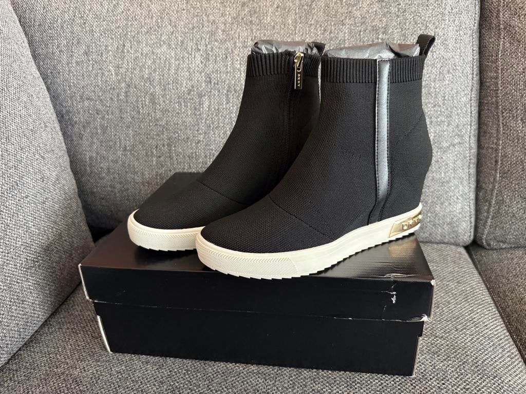 DKNY zwarte enkellaarsjes met sleehak maat 37, Kleding | Dames, Schoenen, Zwart, Lage of Enkellaarzen, Ophalen of Verzenden, Zo goed als nieuw