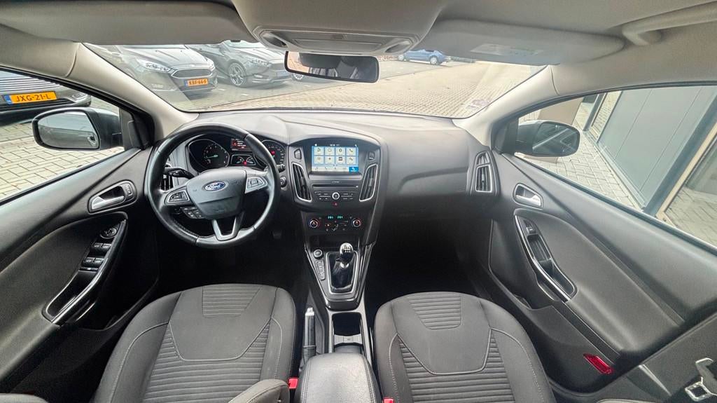 Ford Focus 125pk Titanium CAMERA | CARPLAY | PARK ASSIST | S, Gebruikt, Zwart, Origineel Nederlands, Handgeschakeld