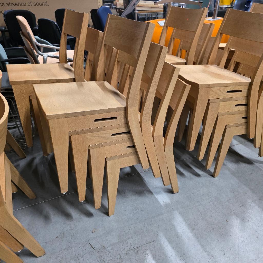 prachtige partij  74 stuks massief houten stapelstoelen, Huis en Inrichting, Ophalen, Zo goed als nieuw, Overige kleuren, Vijf, Zes of meer stoelen