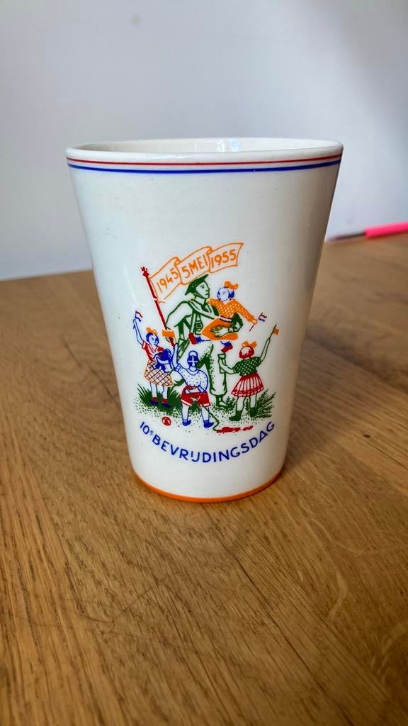 Herinneringsmok - 10e bevrijdingsdag NL, Verzamelen, Ophalen of Verzenden, Gebruikt, Nederland, Servies