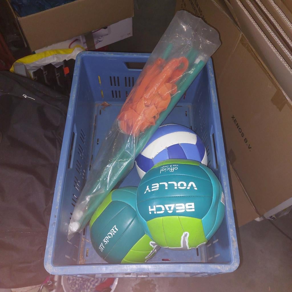 volleybalnet met ballen bieden, Ophalen, Bal