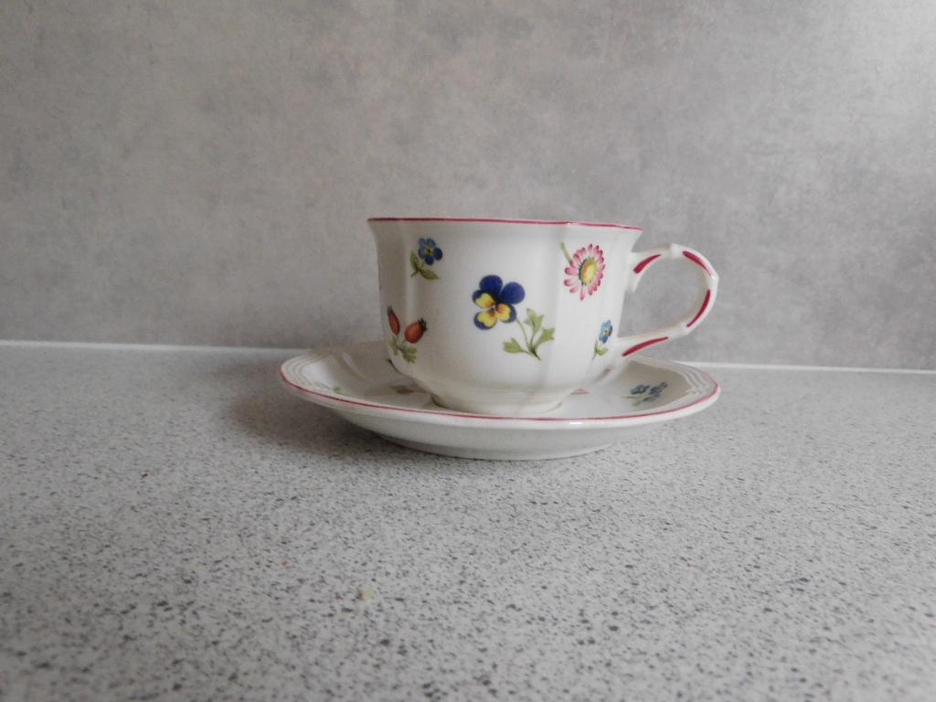 Thee Kop en schotel Petite Fleur Villeroy & Boch, Huis en Inrichting, Keuken | Servies, Ophalen of Verzenden, Zo goed als nieuw