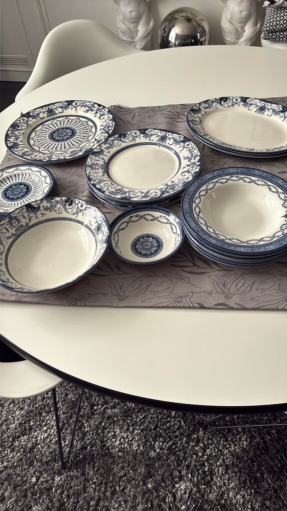 Queen’s Royal Palaces made in England, Ophalen of Verzenden, Zo goed als nieuw, Porselein, Overige stijlen