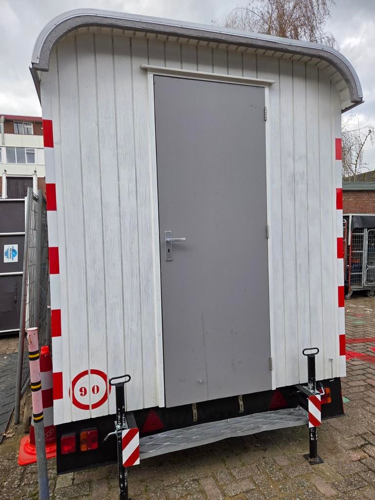 Witte bouwkeet met rode accenten, Ophalen