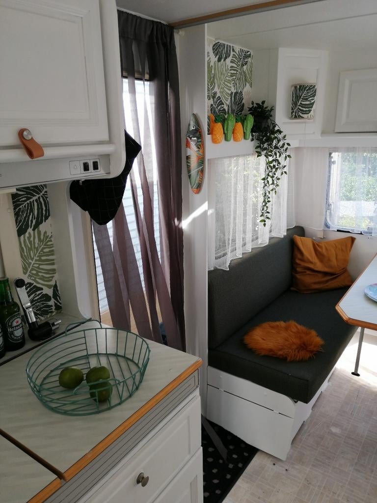 Caravan met voortent, zijcompartiment en luifel met wanden, Caravans en Kamperen, Chateau, Rondzit, Particulier, Luifel