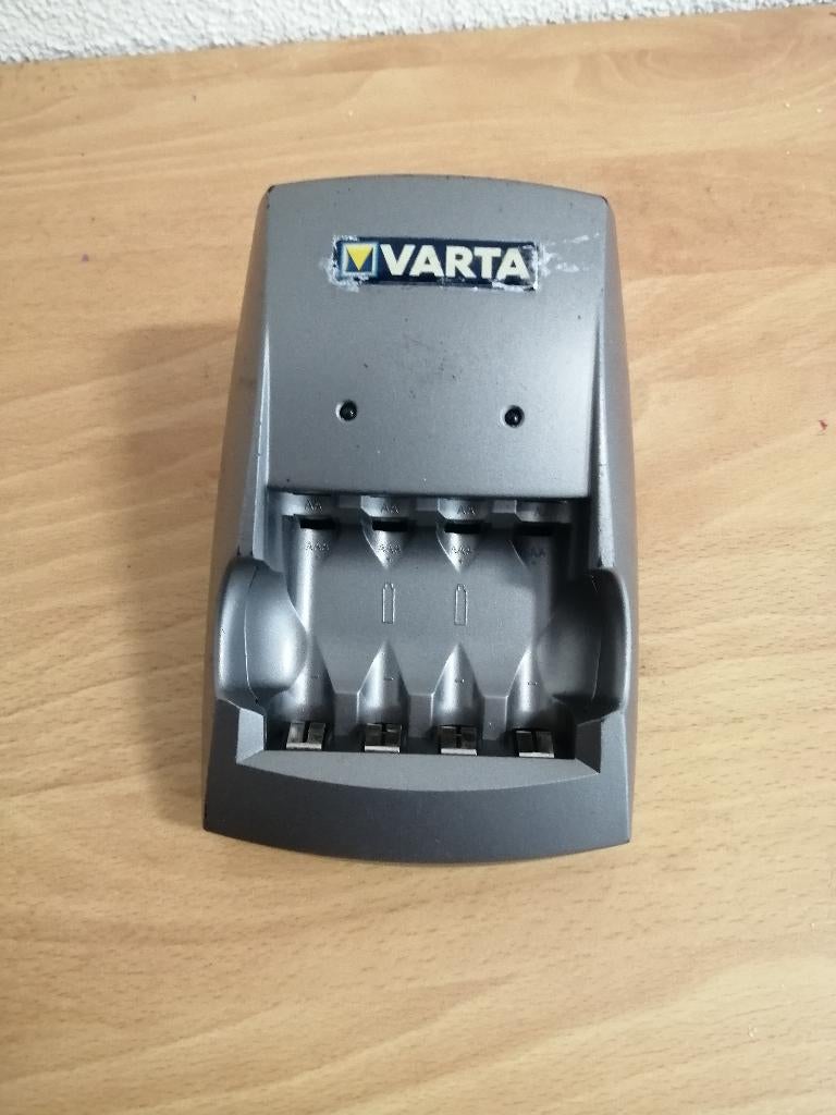 MOET NU WEG!! VARTA AA/AAA BATTERIJ OPLADER /BATTERY CHARGER, Ophalen of Verzenden, Gebruikt