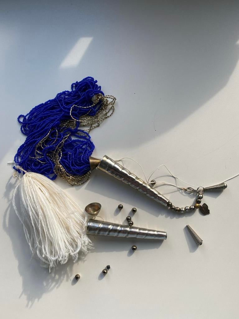 Oud sieraad of klederdracht item met blauwe kralen, Overige materialen, Gebruikt, Blauw, Ophalen of Verzenden