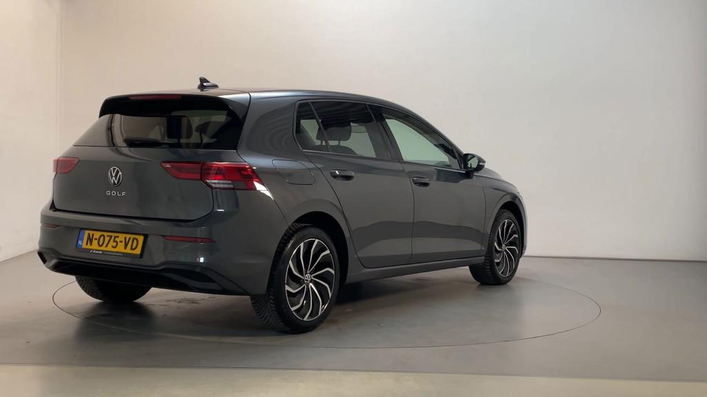 Volkswagen Golf 1.0 TSI 110pk Life Navigatie Sfeerverlichtin, Stof, Gebruikt, Met garantie (alle), Origineel Nederlands