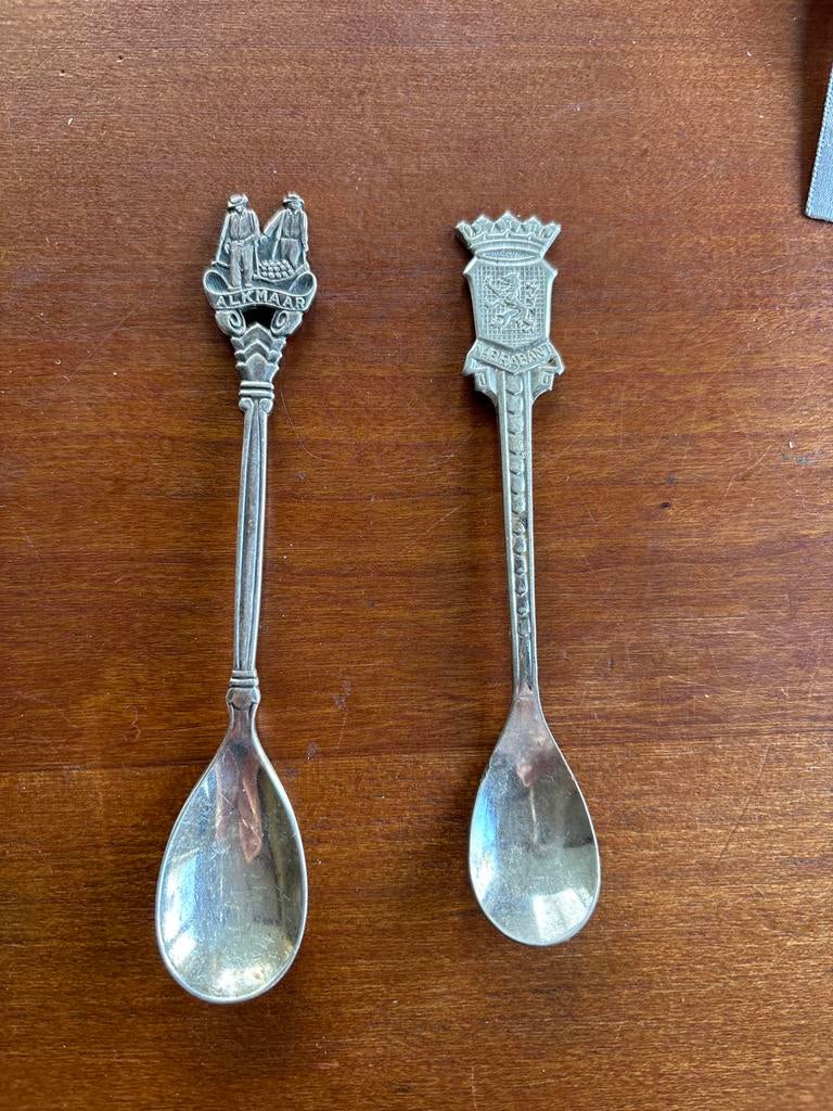 2 Souvenir lepeltjes: Gero Zilver Alkmaar & Speculum Plate N, Ophalen of Verzenden