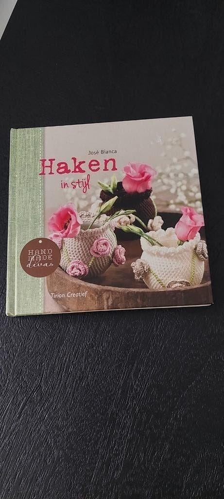 HAAKPATROON BOEK , EN HOUTEN HAAK-NAALDEN KOKER + 2 NAALDEN, Ophalen of Verzenden, Zo goed als nieuw, Haken, Patroon of Boek