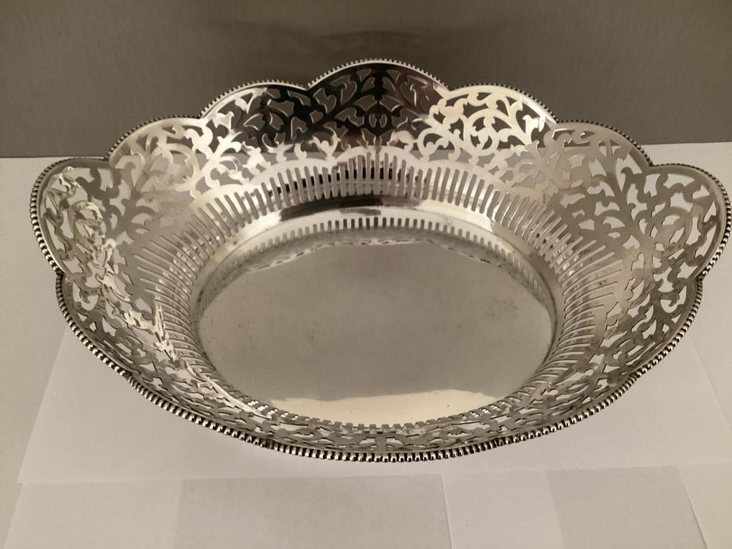 Zilveren Floraal Bewerkte Broodmand - Nieuwstaat, Ophalen of Verzenden, Zilver