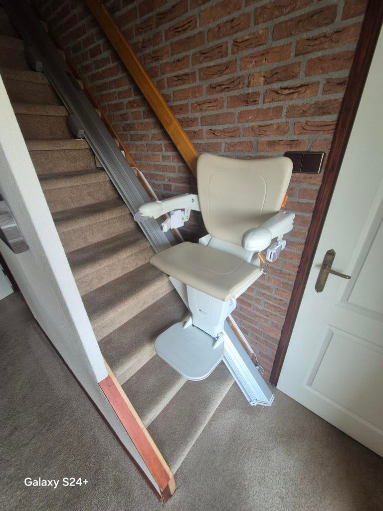 Handicare traplift 360 lang, Diversen, Trapliften, Ophalen of Verzenden, Zo goed als nieuw, Recht