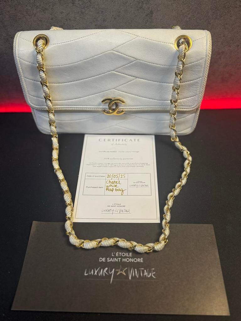 Witte Chanel flap bag met gouden ketting, Ophalen of Verzenden, Gebruikt, Wit, Schoudertasje