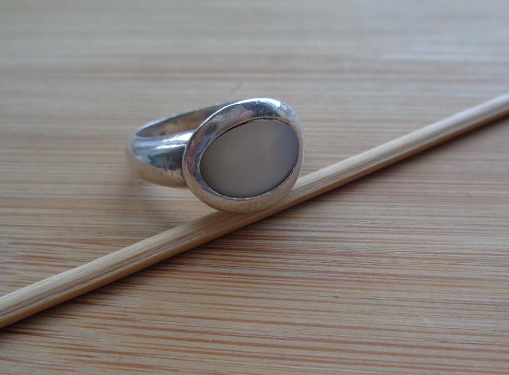 zilveren royale ring met wit parelmoer [208], Verzenden, Zo goed als nieuw, 17 tot 18, Dame