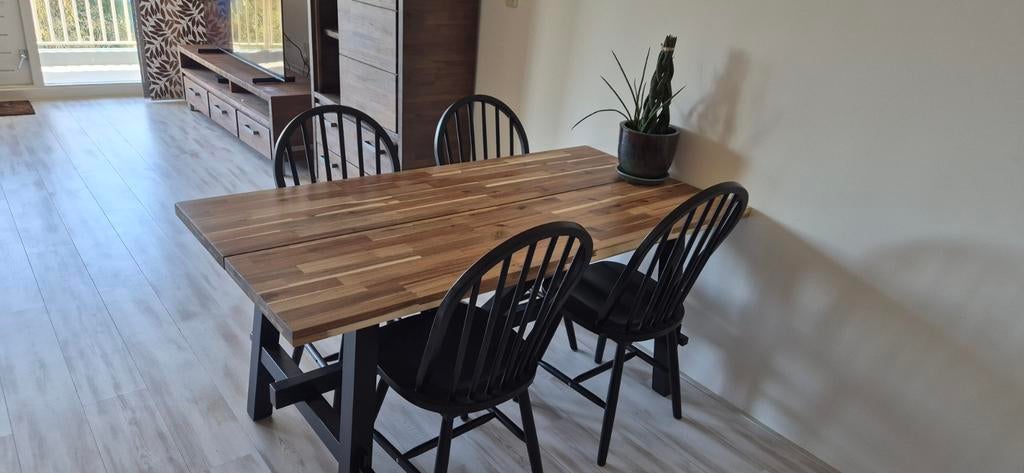 Ikea eettafelset met 4 zwarte stoelen, Huis en Inrichting, Kasten | Overige, Ophalen
