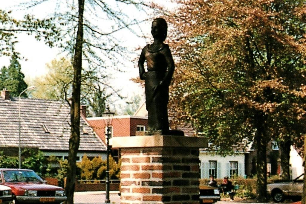 18467	Bredevoort	80+ Gld	Standbeeld	Hendrikje Stoffels, Ophalen of Verzenden, 1980 tot heden, Ongelopen, Gelderland