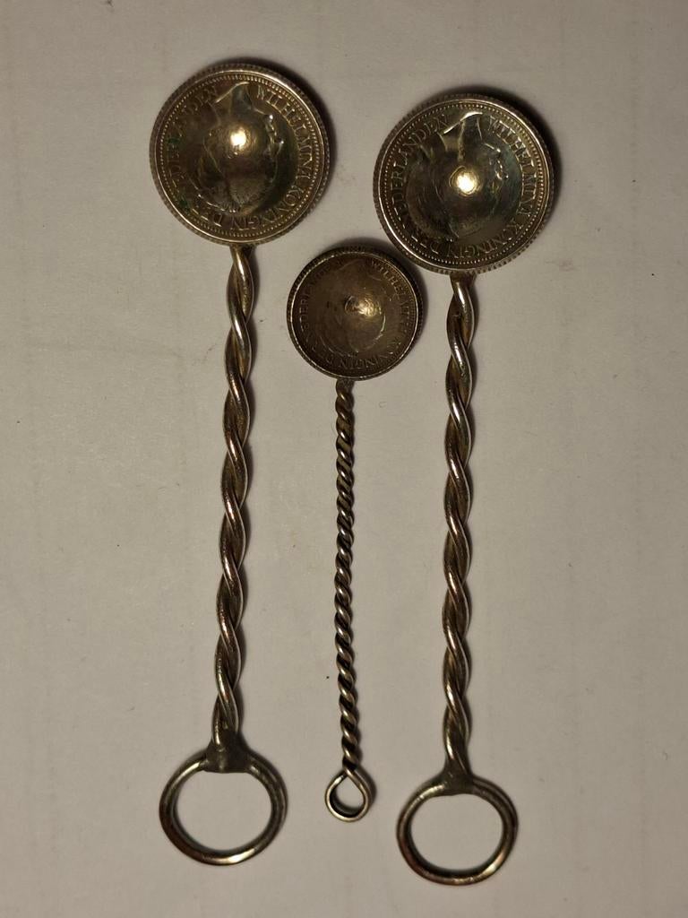 Stil verzet wilhelmina lepeltjes 1941 kwartjes en dubbeltje, Ophalen of Verzenden, Overige soorten, Nederland, Embleem of Badge