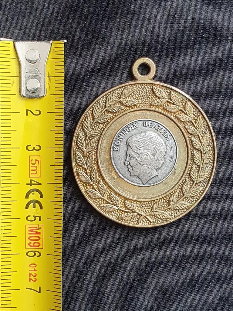 Beatrix medaille met jaartal 88 aan de achterkant, Postzegels en Munten, Penningen en Medailles, Ophalen of Verzenden, Overige materialen
