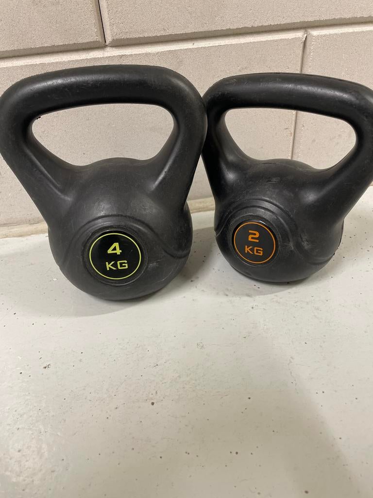 Set van 2 Kettlebells: 2 kg en 4 kg, Sport en Fitness, Fitnessmaterialen, Gebruikt, Kettlebell, Armen, Ophalen of Verzenden