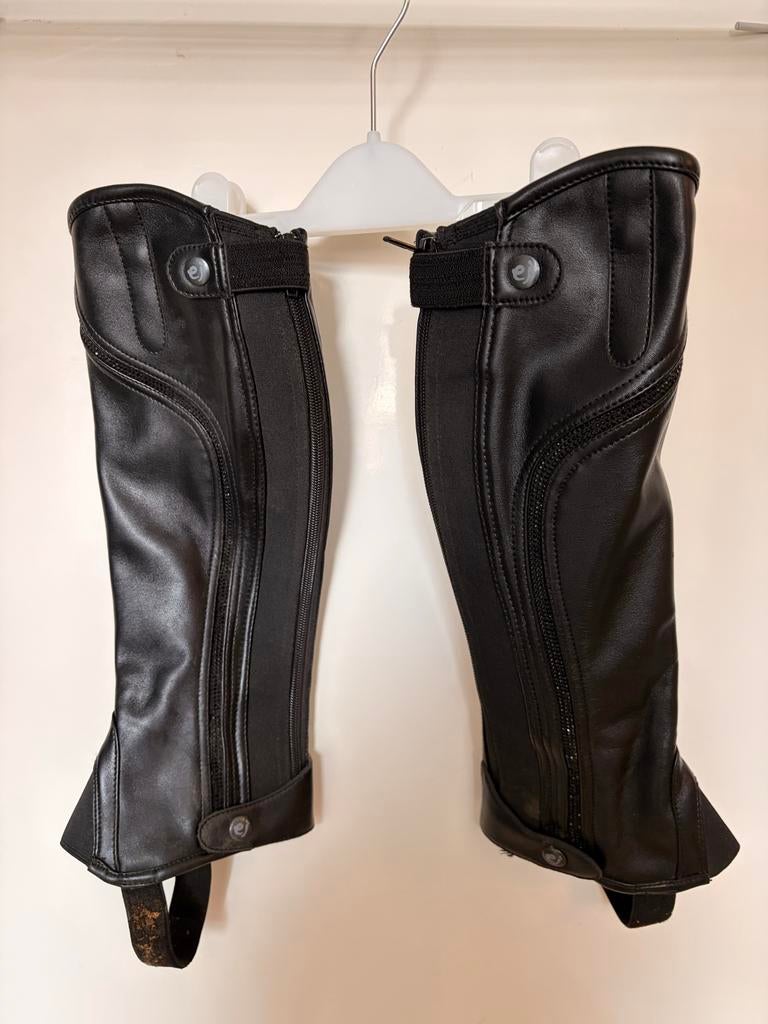 Paardrijchaps zwart - mt S - sierlijk detail- merk Epplejack, Ophalen of Verzenden, Gebruikt, Dressuur, Schoeisel