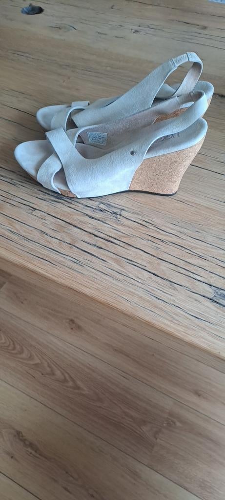 UGG. Sandalen met oplopende hak., Kleding | Dames, Schoenen, Ophalen, UGG, Beige, Zo goed als nieuw
