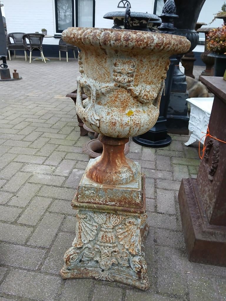 Gietijzeren vaas op sokkel, Ophalen
