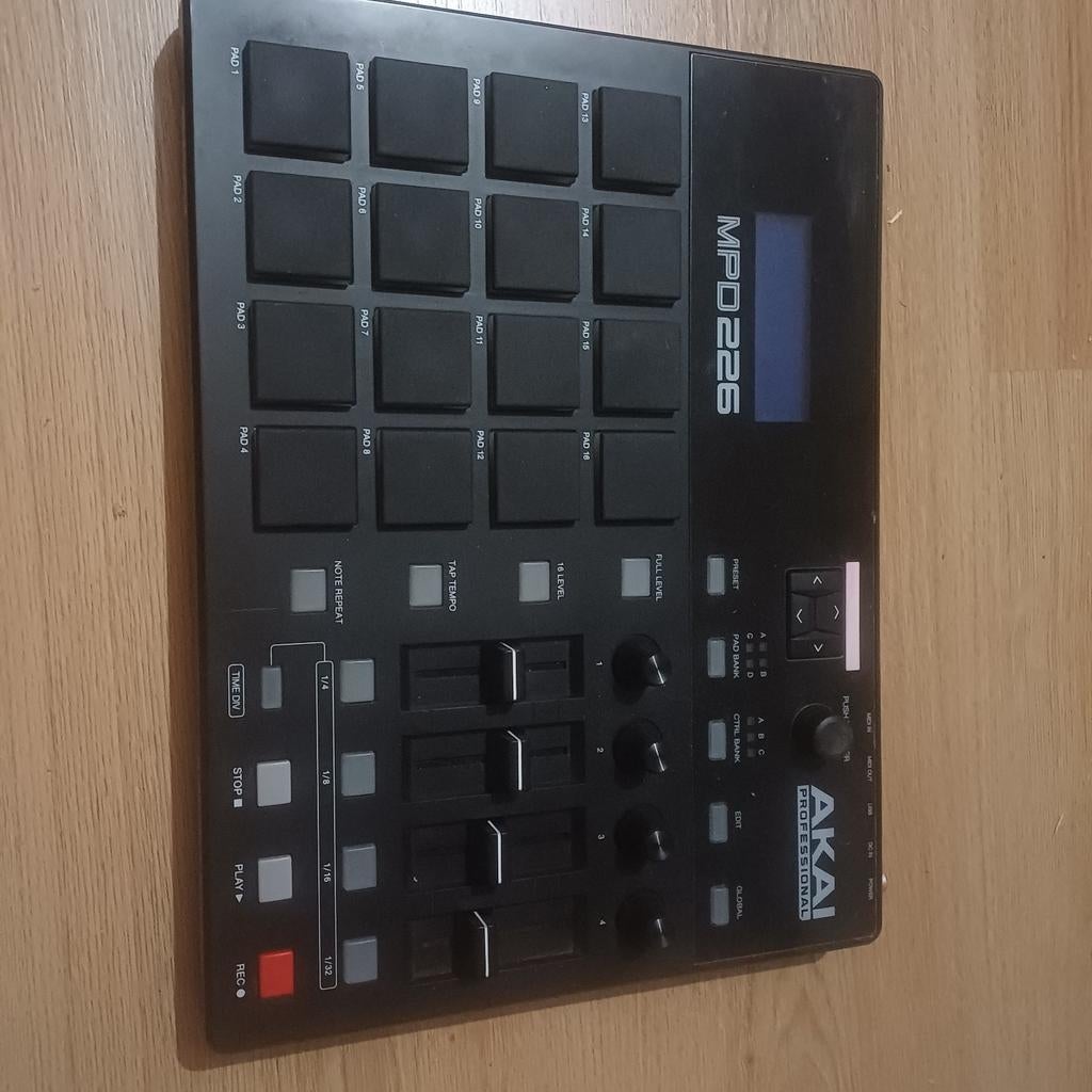 Akai MPD226 MIDI Pad Controller, Ophalen of Verzenden, Zo goed als nieuw, Overige merken