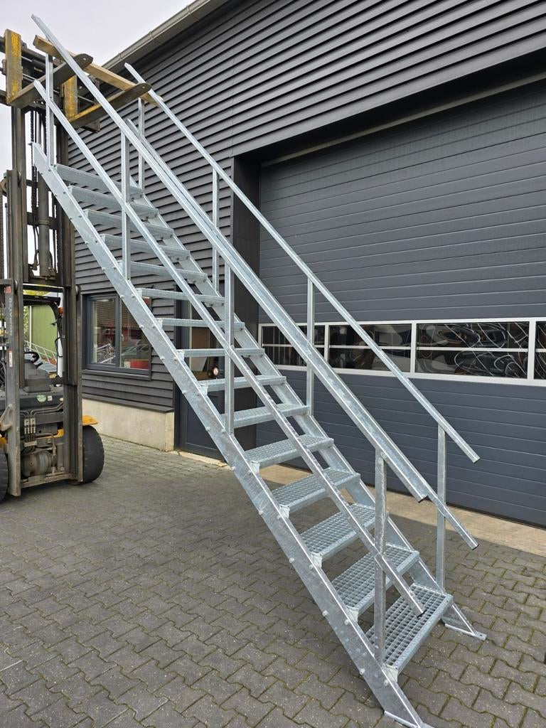 stalen trappen nieuw en gebruikt now101, Ophalen, 2 tot 4 meter
