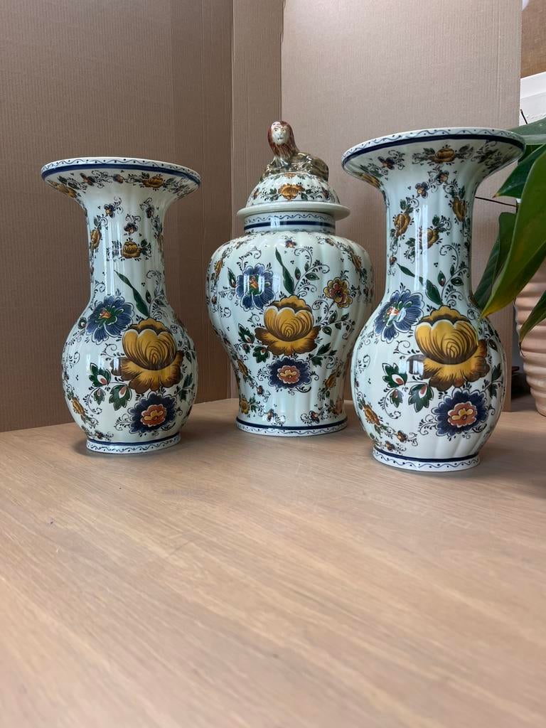 Delft aardewerk set kastvazen blauw geel bloemen, Antiek en Kunst, Antiek | Vazen, Ophalen of Verzenden