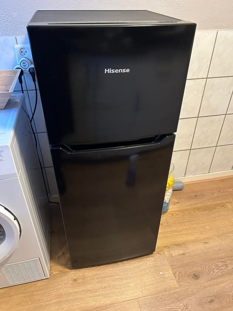 Hisense RT267D4ABF koel-vriescombinatie, Ophalen, 200 liter of meer, Met aparte vriezer, Zo goed als nieuw