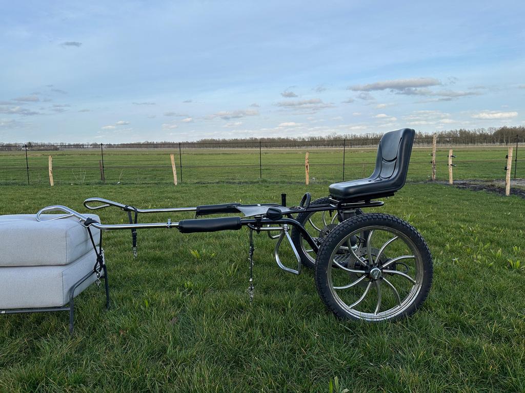 Zo goed als nieuw! Zwarte Sulky Pien 19”, Dieren en Toebehoren, Zo goed als nieuw, Sulky, Pony, Gesloten